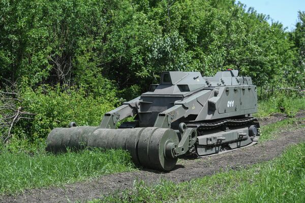 俄羅斯聯邦武裝部隊國際排雷行動中心的工兵用“天王星-6”掃雷機器人排除馬里烏波爾烏軍以前陣地上的地雷。 - 俄羅斯衛星通訊社