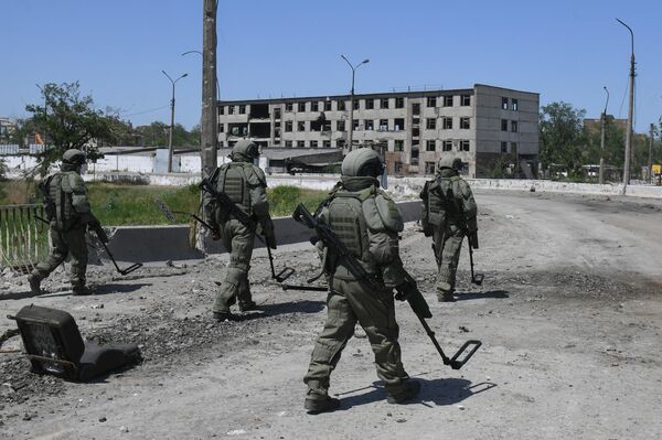 俄罗斯联邦武装部队国际排雷行动中心的工兵绕过马里乌波尔“亚速钢铁厂”厂区，以清理地雷。 - 俄罗斯卫星通讯社