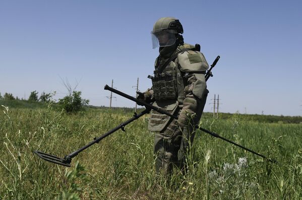 俄罗斯联邦武装部队国际地雷行动中心的一名工兵正在马里乌波尔乌军以前的阵地上寻找地雷和炮弹。 - 俄罗斯卫星通讯社