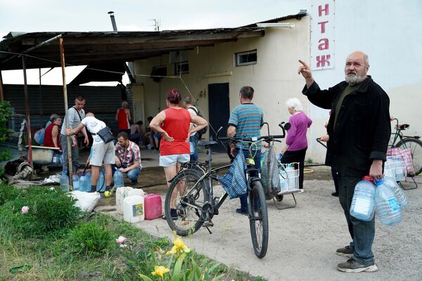 魯比日內當地居民在一口水井旁排隊取飲用水。 - 俄羅斯衛星通訊社