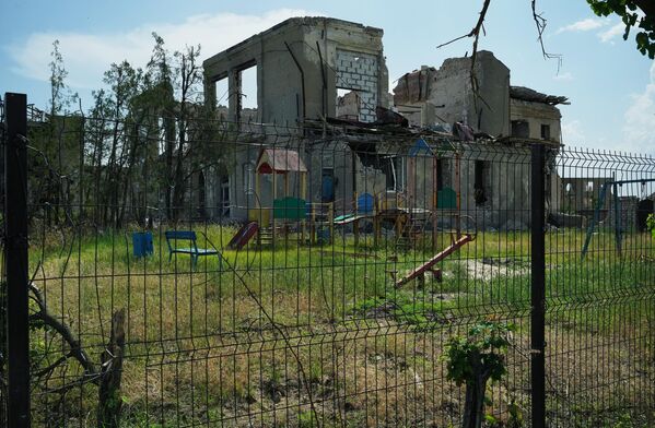 魯比日內市內被烏軍炮擊毀壞的住宅樓。 - 俄羅斯衛星通訊社