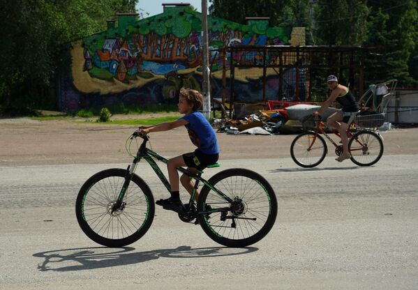 孩子们沿鲁比日内的一条街道骑自行车。 - 俄罗斯卫星通讯社