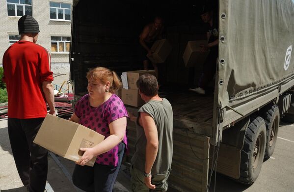 当地居民在鲁比日内的援助发放点卸下一箱又一箱的人道主义援助物资。 - 俄罗斯卫星通讯社