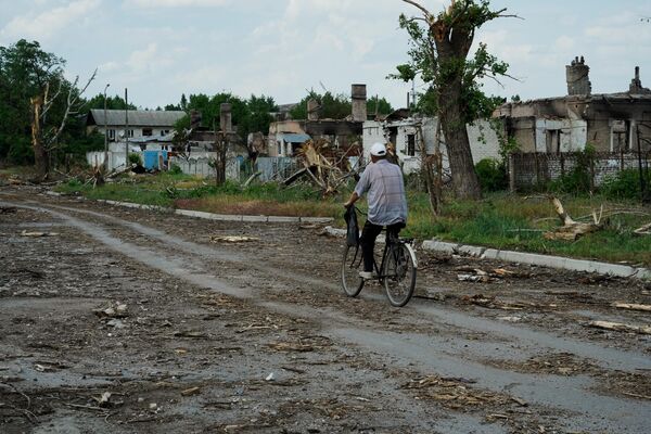 一名男子在魯比日內的一條街道上騎自行車。 - 俄羅斯衛星通訊社