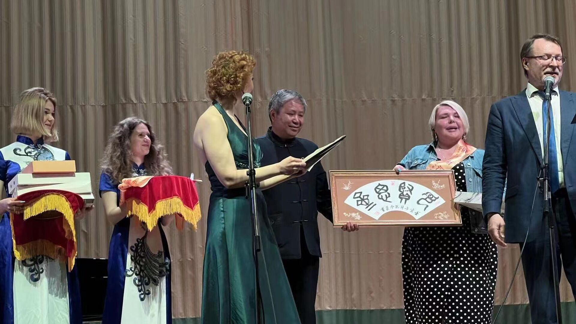 世界孔子協會副會長、孔子76代孫、著名書法家孔令民先生為俄羅斯國立柯西金大學頒發孔子勳章、俄羅斯漢語大師綬帶、獎狀；贈送書法作品 - 俄羅斯衛星通訊社, 1920, 06.09.2022