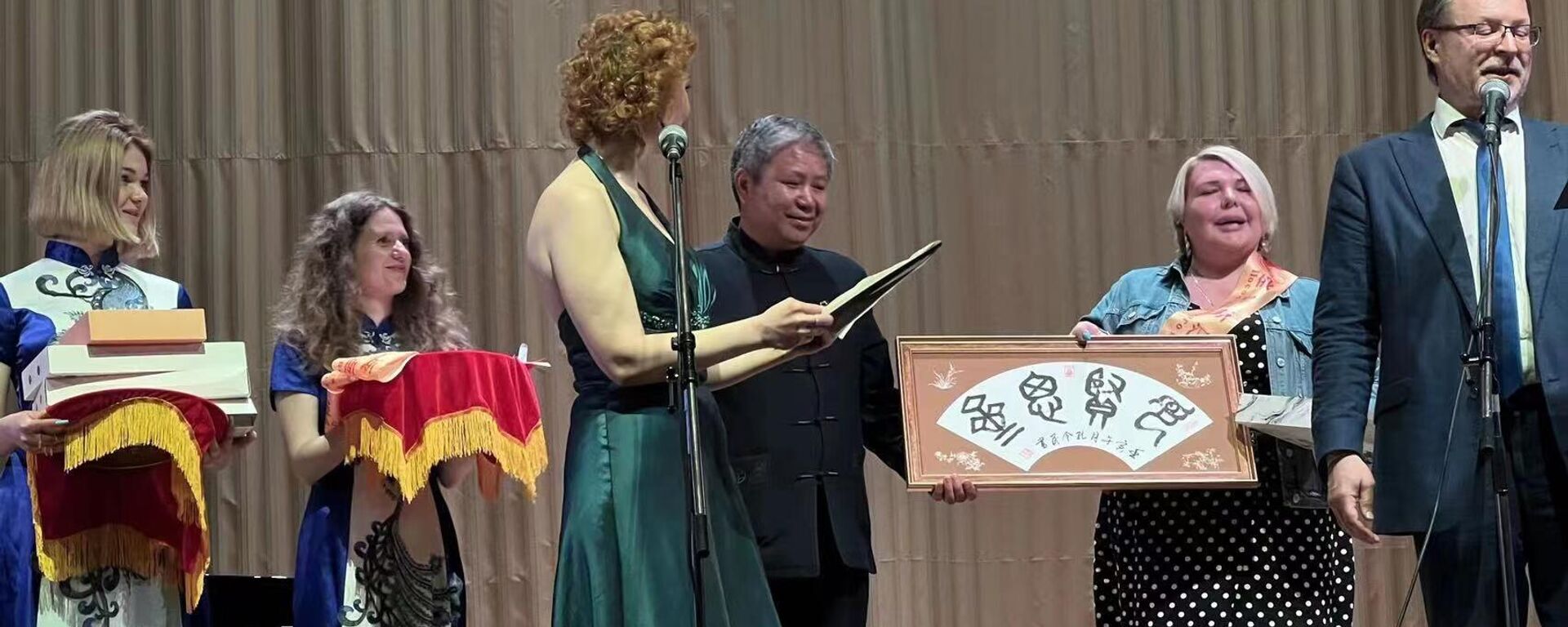 世界孔子協會副會長、孔子76代孫、著名書法家孔令民先生為俄羅斯國立柯西金大學頒發孔子勳章、俄羅斯漢語大師綬帶、獎狀；贈送書法作品 - 俄羅斯衛星通訊社, 1920, 06.09.2022