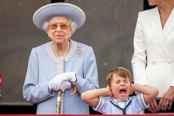 2022年6月2日，在倫敦市中心的皇家騎兵衛隊閱兵場舉行皇家閱兵式，女王伊麗莎白二世站在白金漢宮陽台上，路易王子捂著耳朵。 - 俄羅斯衛星通訊社