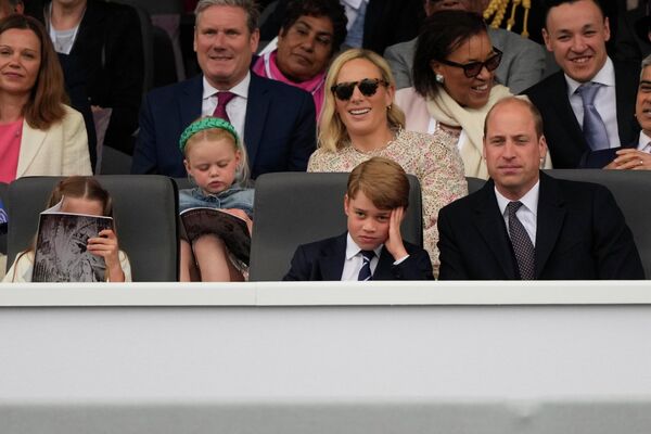 2022年6月5日，威廉王子(右)带着儿子乔治王子和女儿夏洛特公主参加在伦敦白金汉宫外举行的白金禧年庆典。 - 俄罗斯卫星通讯社