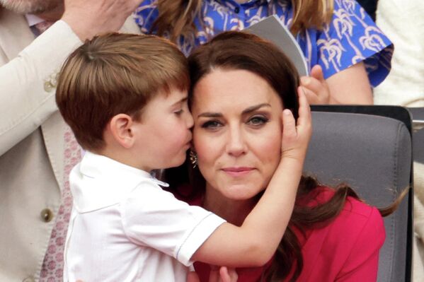 2022年6月5日，路易王子抱著母親凱特王妃在白金禧年慶典。 - 俄羅斯衛星通訊社