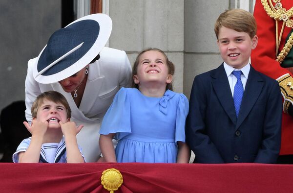2022年6月2日，凱特王妃和兒子路易王子交談。旁邊站著夏洛特公主和喬治王子。 - 俄羅斯衛星通訊社
