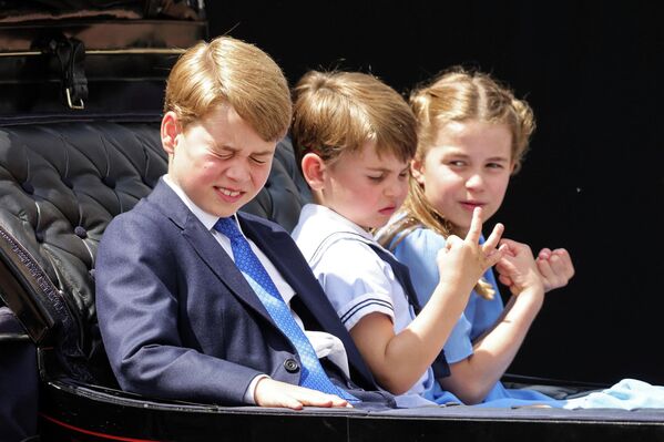 2022年6月2日，从左至右：乔治王子、路易王子、夏洛特公主乘坐马车参加女王登基70周年阅兵式。 - 俄罗斯卫星通讯社