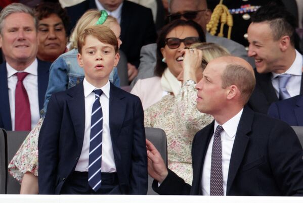 2022年6月5日，乔治王子(左)和父亲威廉王子(右)出席伦敦白金禧年庆典。 - 俄罗斯卫星通讯社