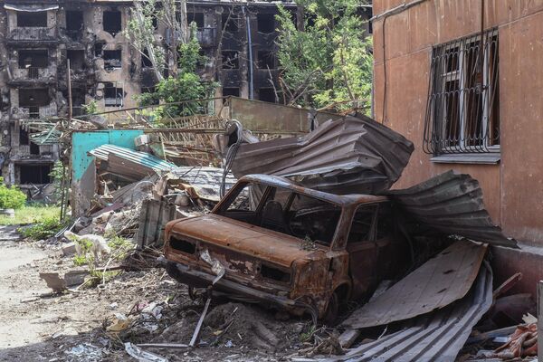 馬里烏波爾的一條街道上，停放著一台被損壞的車輛。 - 俄羅斯衛星通訊社