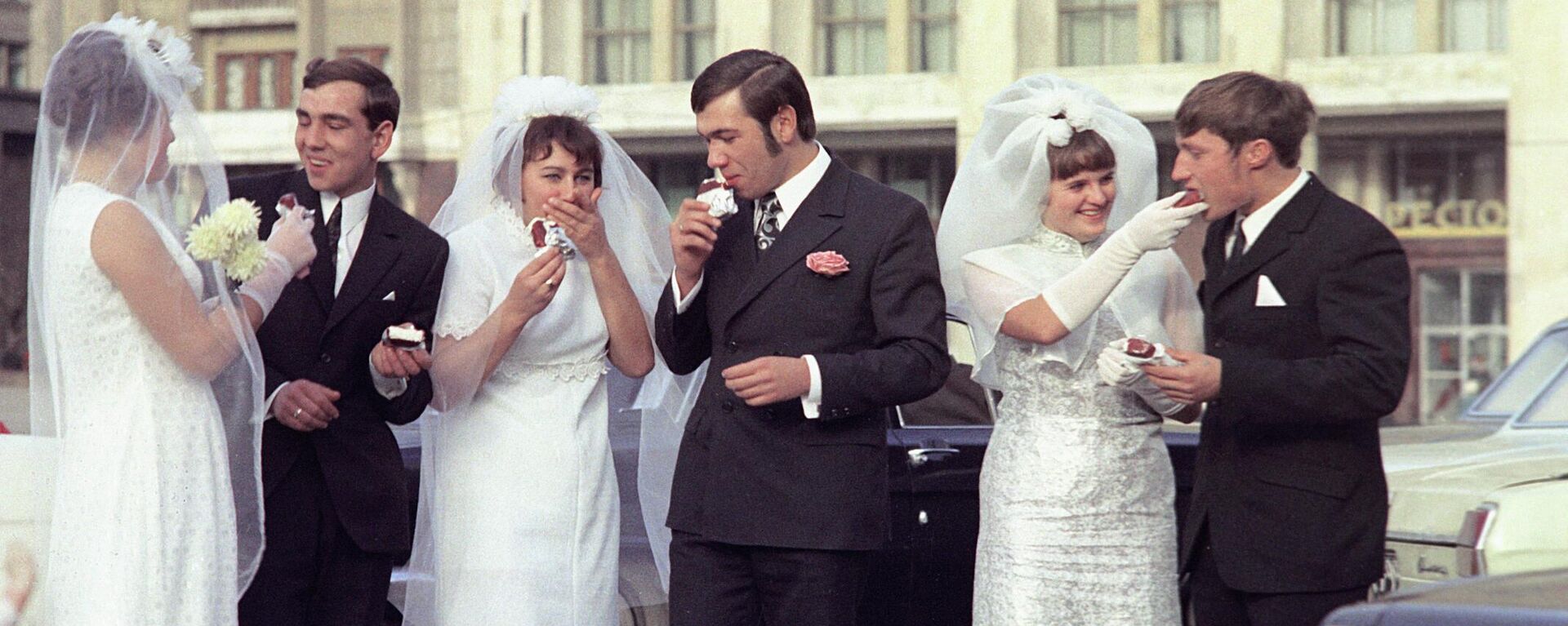 新婚夫妇们正在吃巧克力冰激凌 - 俄罗斯卫星通讯社, 1920, 10.06.2022
