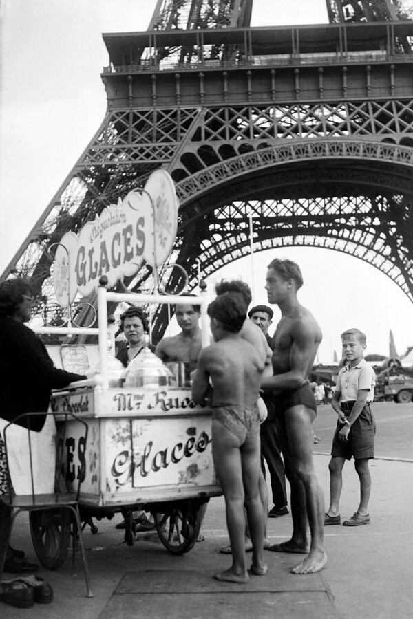 1945年7月，在巴黎的熱浪中，穿著泳裝的年輕人在埃菲爾鐵塔附近購買冰激凌。 - 俄羅斯衛星通訊社