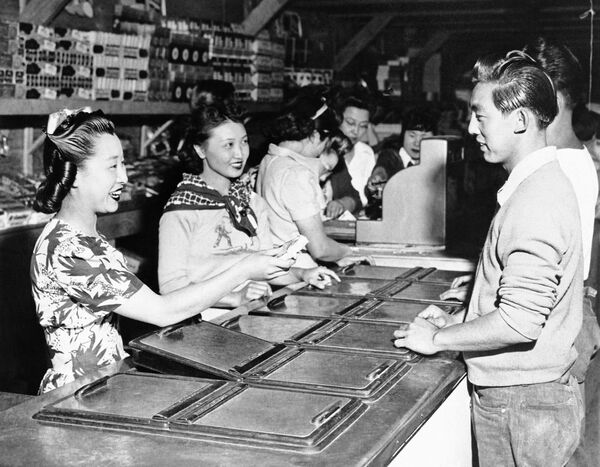 1942年6月19日，加利福尼亚曼萨纳尔战争安置中心，日本血统的疏散人员在社区商店里的冰激凌吧。 - 俄罗斯卫星通讯社