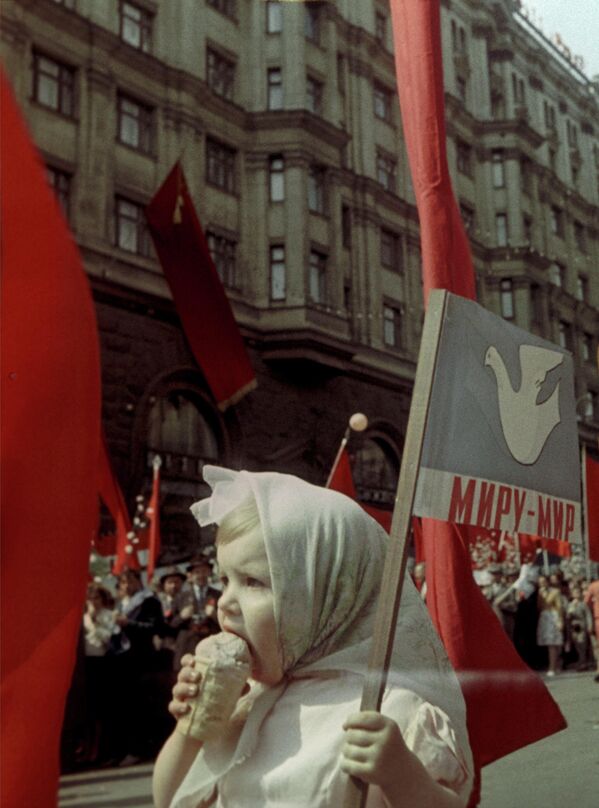 在五一劳动节的游行中，一个吃冰淇淋的小女孩。 - 俄罗斯卫星通讯社