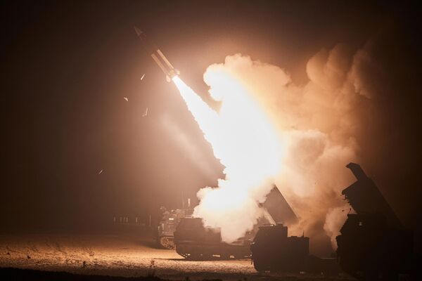 美韩在联合军演中发射导弹 - 俄罗斯卫星通讯社