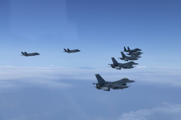 美韩联合军演中的韩国空军F-35战斗机和美国F-16战斗机。 - 俄罗斯卫星通讯社