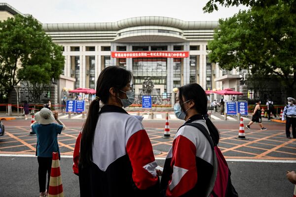 北京，天下高考第一天，考拉开帷退出高考的组图考生们。 - 俄罗斯卫星通讯社