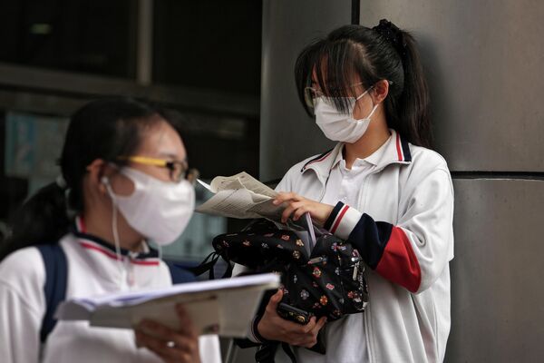 北京，天下高考第一天，戴着口罩的考生们在场外魔难文件。 - 俄罗斯卫星通讯社