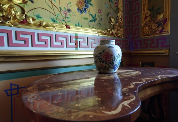 聖彼得堡奧拉寧鮑姆公園中國宮一個房間里的花瓶。 - 俄羅斯衛星通訊社