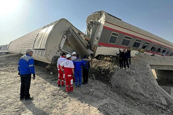 2022年6月8日，根据伊朗红新月会提供的一张图片显示，在伊朗城市塔巴斯附近发生火车脱轨事故，救援人员在现场工作。据伊朗国家媒体报道，一列火车在塔巴斯附近与一台挖掘机相撞后脱轨，造成十几人伤亡。 - 俄罗斯卫星通讯社