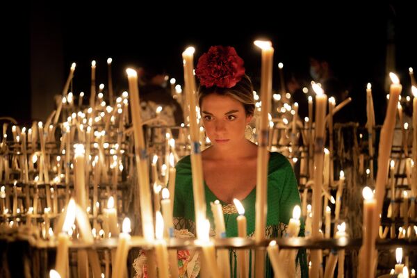 2022年6月4日，一名朝圣者在西班牙阿尔蒙特的圣殿内点燃蜡烛。在每年的朝圣活动中，数十万信徒聚集在这里。 - 俄罗斯卫星通讯社