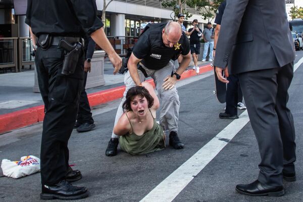 2022年6月8日，洛杉矶一名特警控制住一名抗议者，因为她试图冲向洛杉矶会议中心的车队，那里正在举行南北美洲领导人第九届美洲国家首脑会议。 - 俄罗斯卫星通讯社