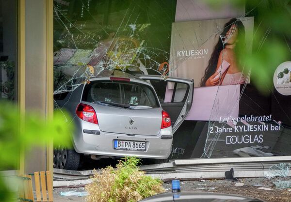 2022年6月8日，在德国柏林市中心，一辆汽车撞上了人群后又冲进了一家商店。 - 俄罗斯卫星通讯社
