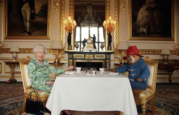 2022年6月4日，白金汉宫发布的一张照片显示，英国女王伊丽莎白二世和帕丁顿熊在白金汉宫喝奶油茶。该照片取自当日举行的白金禧年派对上播放的影片。 - 俄罗斯卫星通讯社