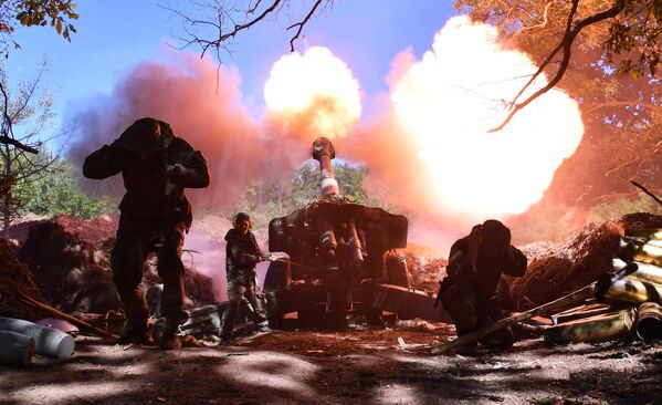 盧甘斯克人民共和國士兵使用 152 毫米 D-20 榴彈炮從波帕斯納郊區向烏克蘭武裝部隊陣地開火。 - 俄羅斯衛星通訊社