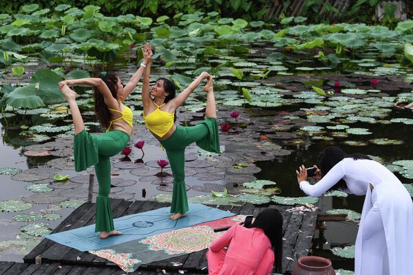 2022年6月6日，女孩们在河内西湖荷花池拍照。 - 俄罗斯卫星通讯社