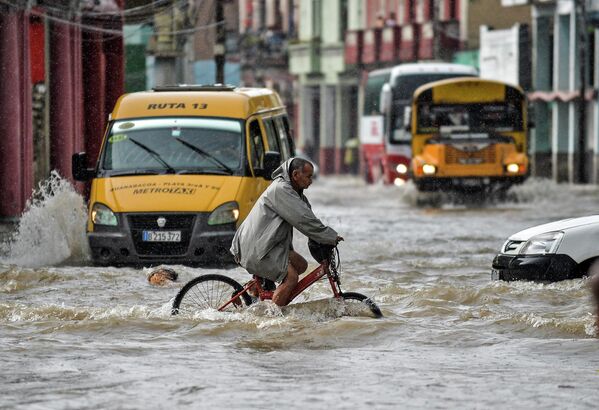 2022年6月8日，哈瓦那大雨过后，一名男子骑着自行车在被淹没的街道上行进。 - 俄罗斯卫星通讯社