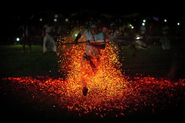 2022年6月4日，一个印度人赤脚跑过燃烧的木炭，庆祝传统节日Baikho。每年，印度东北部阿萨姆邦都会庆祝这个节日，以取悦财富之神，祈求风调雨顺和丰收。 - 俄罗斯卫星通讯社