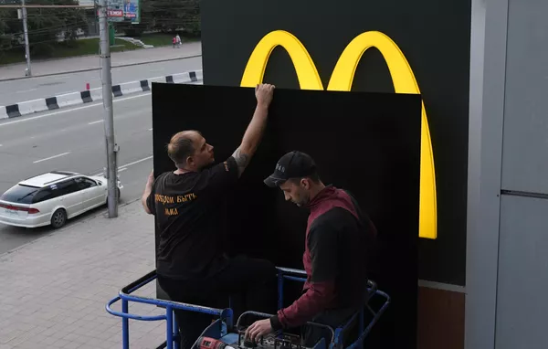 Закрытие вывески ресторана быстрого питания McDonald's на фасаде здания в Новосибирске