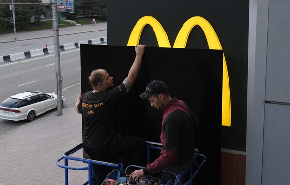 遮盖新西伯利亚一栋建筑物正面的麦当劳快餐店标志。 - 俄罗斯卫星通讯社