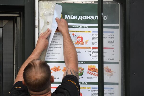 拆除新西伯利亚麦当劳快餐店橱窗上的广告条。 - 俄罗斯卫星通讯社