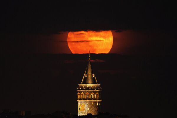 土耳其夜空中的“草莓”月亮。 - 俄罗斯卫星通讯社