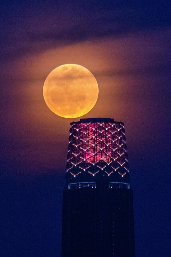 马来西亚夜空中的“草莓”月亮。 - 俄罗斯卫星通讯社