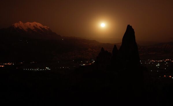 玻利维亚夜空中的“草莓”月亮。 - 俄罗斯卫星通讯社