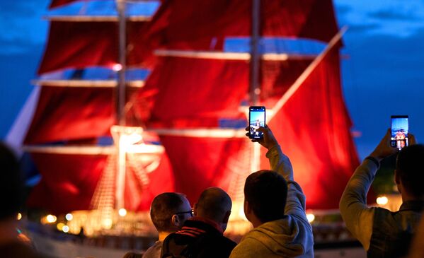 1968年6月27日，列寧格勒的中學生第一次在涅瓦河上看到一艘懸掛紅色帆，這後來成為節日的象徵。 - 俄羅斯衛星通訊社