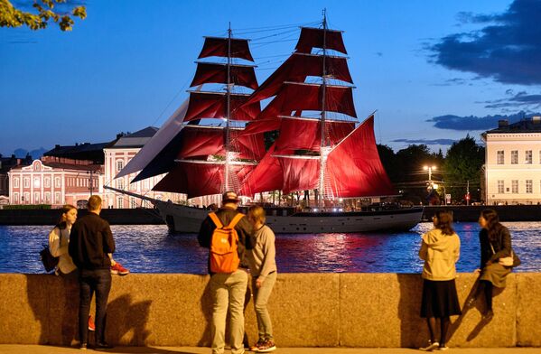 观看圣彼得堡“红帆节”彩排的人们。 - 俄罗斯卫星通讯社