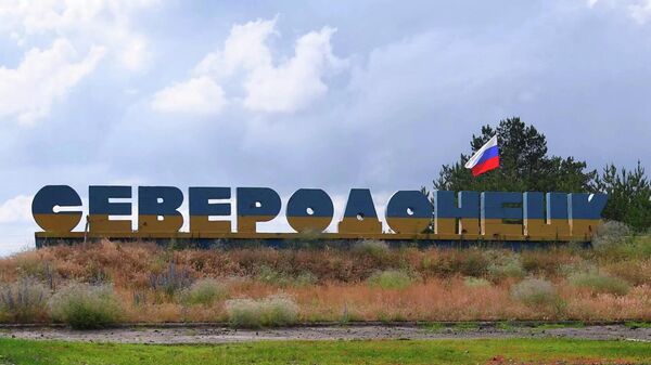 北頓涅茨克市入口處石碑上的俄羅斯國旗 - 俄羅斯衛星通訊社