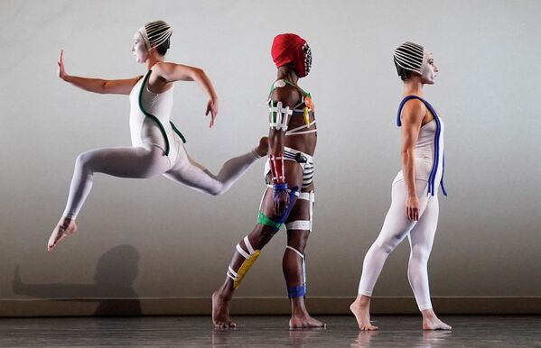 2022年6月14日，美国四大现代舞团之一的保罗·泰勒舞蹈团在纽约乔伊斯剧院首演《Fibers》之前进行排练。舞蹈团6月14日至19日展出保罗·泰勒早期的舞蹈作品。 - 俄罗斯卫星通讯社