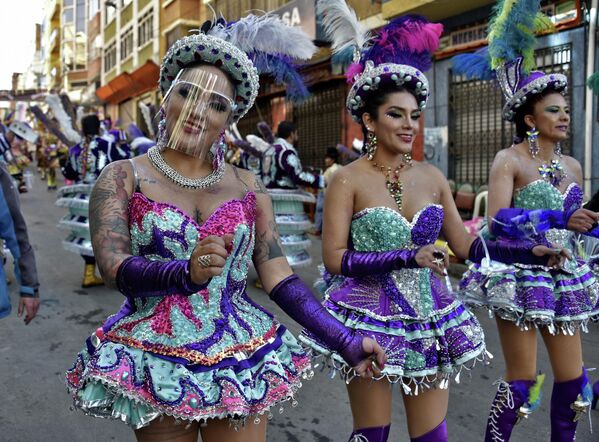 2022年6月11日，玻利维亚拉巴斯举行耶稣伟大力量节日(Fiesta de Jesús del Gran Poder)，舞者们在表演传统舞蹈。 - 俄罗斯卫星通讯社
