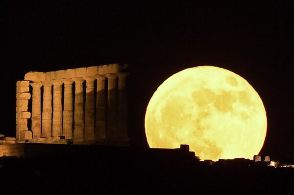 2022年6月14日，雅典南部蘇尼翁角(Sunion)波塞冬神廟後的一輪滿月。 - 俄羅斯衛星通訊社