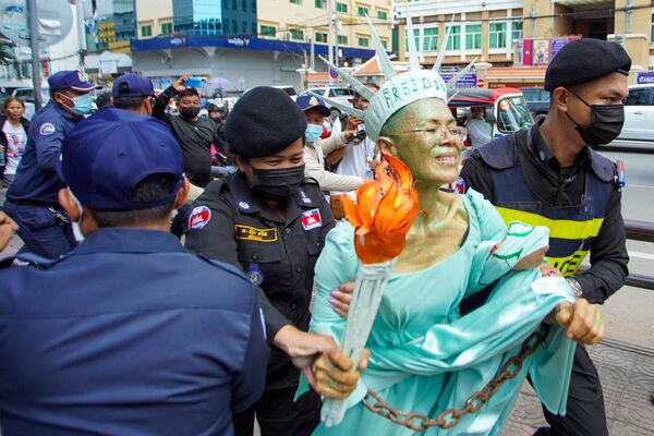 2022年6月14日，柬埔寨人权倡导者盛贴丽（Theary Seng）装扮成自由女神，在金边市法院前被认定犯有叛国罪后被警察逮捕。 - 俄罗斯卫星通讯社