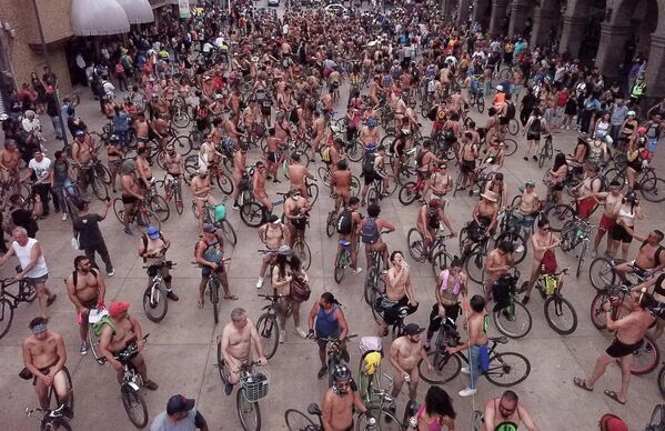 2022年6月11日，在墨西哥哈利斯科州的瓜達拉哈拉，騎行者參加了世界裸體自行車賽。參與者裸體騎行，抗議全球對石油的依賴，彰顯身體自由。 - 俄羅斯衛星通訊社