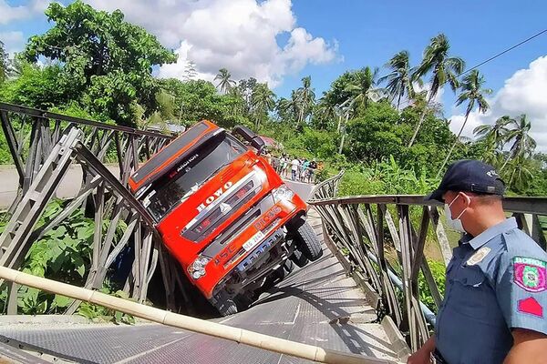 在菲律賓中部的保和省，超載的貨運卡車在過橋時由於橋梁坍塌而側翻。 - 俄羅斯衛星通訊社